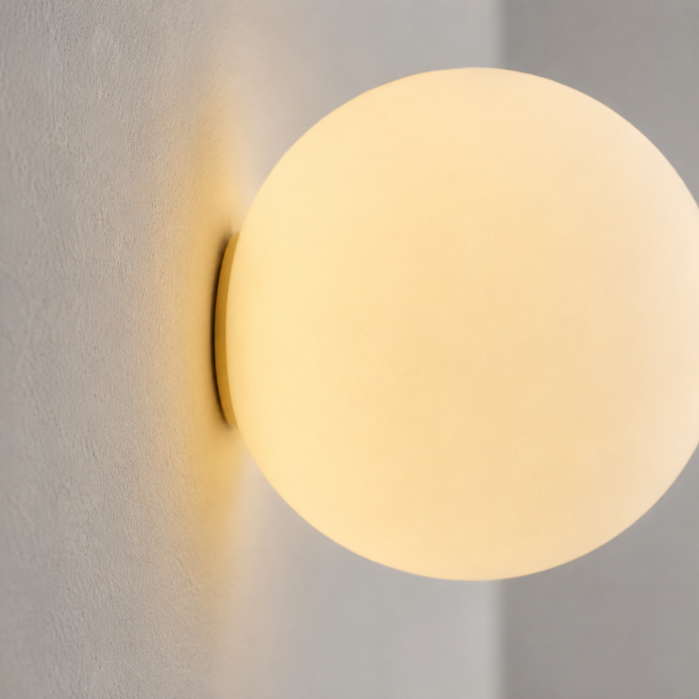 Nowoczesna kinkietowa lampa ścienna LED z kulą ze szkła w stylu ambient
