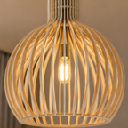 Elegancka drewniana lampa wisząca z listwami