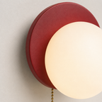 Nowoczesna minimalistyczna kinkietowa lampa kulista z przełącznikiem pociągowym