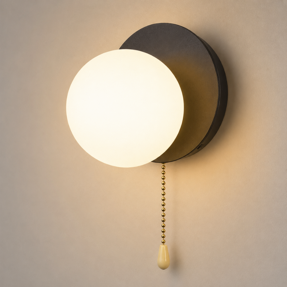 Nowoczesna minimalistyczna kinkietowa lampa kulista z przełącznikiem pociągowym