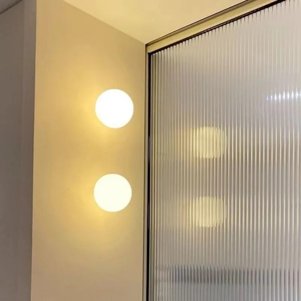 Nowoczesna kinkietowa lampa ścienna LED z kulą ze szkła w stylu ambient