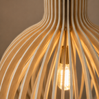 Elegancka drewniana lampa wisząca z listwami