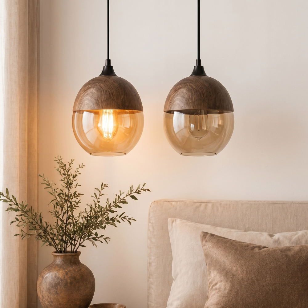 Lampa wisząca z drewna i szkła w stylu skandynawskim