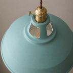 Minimalistyczna lampa wisząca w stylu industrialnym z matowym wykończeniem