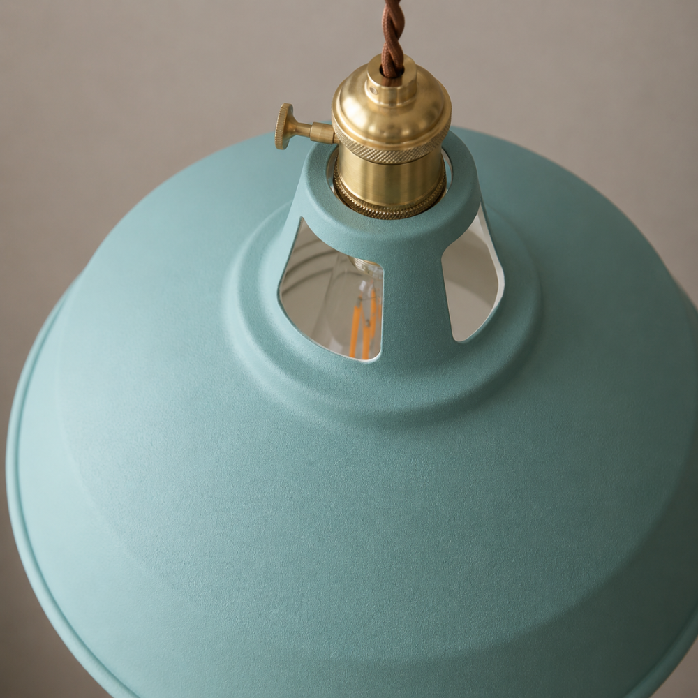 Minimalistyczna lampa wisząca w stylu industrialnym z matowym wykończeniem