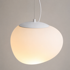 Elegancka szklana lampa wisząca w kształcie kuli z opalu