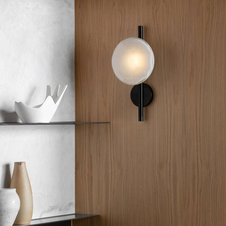 Lampa ścienna Ceto z okrągłym kloszem w stylu skandynawskim