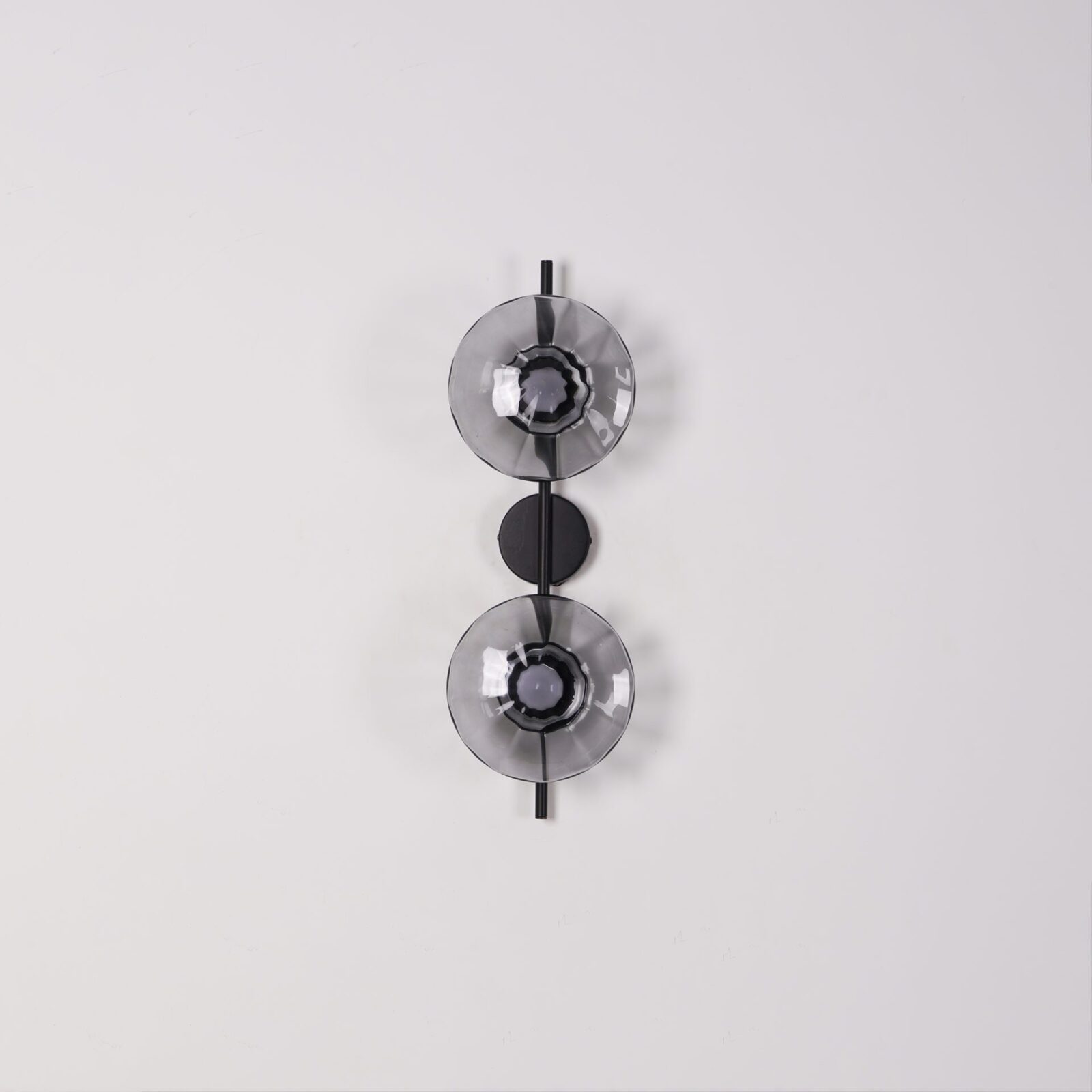 Lampa ścienna Ceto z okrągłym kloszem w stylu skandynawskim