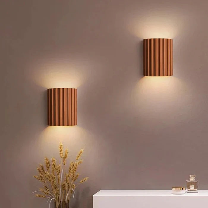 Nowoczesna lampa ścienna Clarity z żywicy, styl nordycki