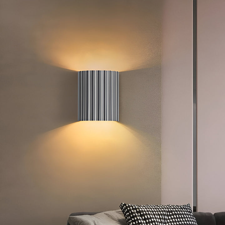 Nowoczesna lampa ścienna Clarity z żywicy, styl nordycki