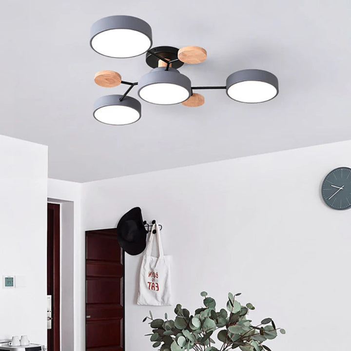 Smukła lampa sufitowa z ręcznie wykończonymi detalami – nowoczesny design
