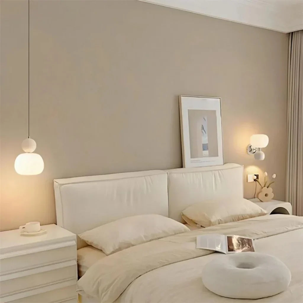 Lampa sufitowa z akrylowym kloszem i złotym wykończeniem