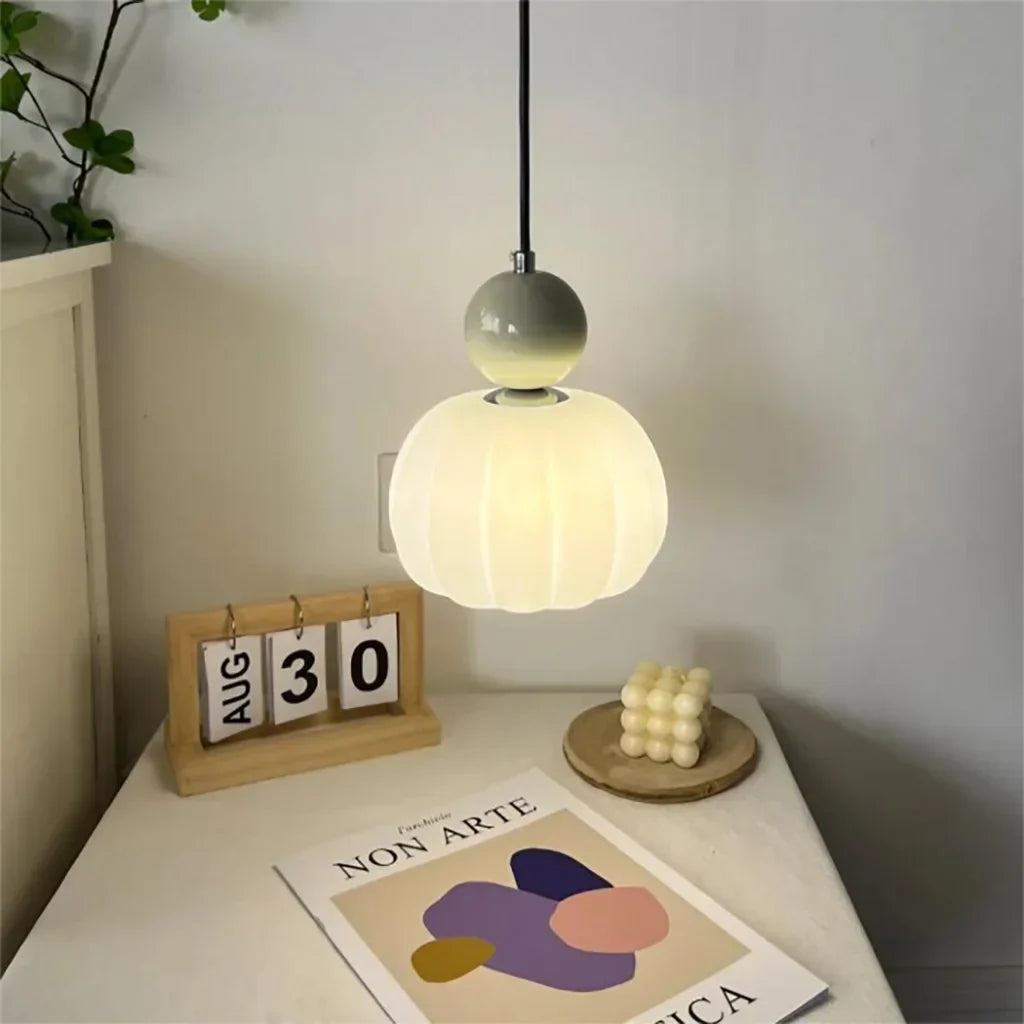 Lampa sufitowa z akrylowym kloszem i złotym wykończeniem