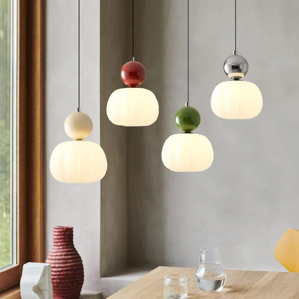 Lampa sufitowa z akrylowym kloszem i złotym wykończeniem