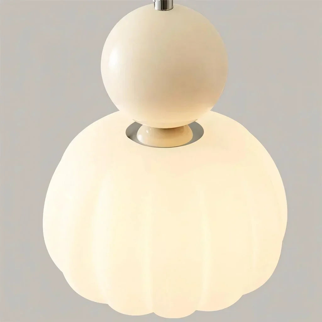 Lampa sufitowa z akrylowym kloszem i złotym wykończeniem