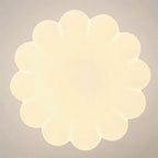 Lampa sufitowa z akrylowym kloszem i złotym wykończeniem