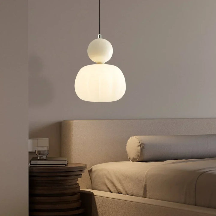 Lampa sufitowa ze szklanym kloszem i złotym wykończeniem
