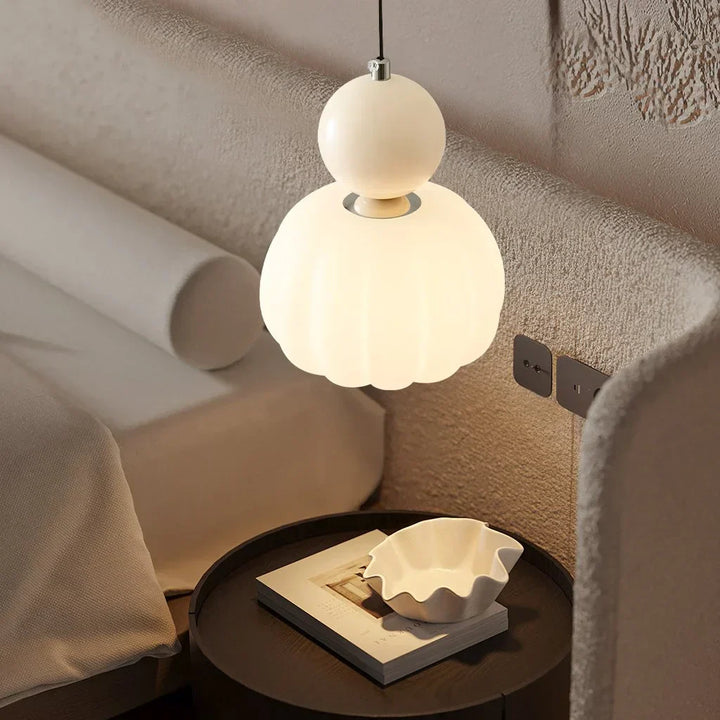 Lampa sufitowa ze szklanym kloszem i złotym wykończeniem