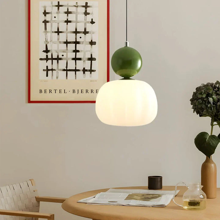 Lampa sufitowa ze szklanym kloszem i złotym wykończeniem
