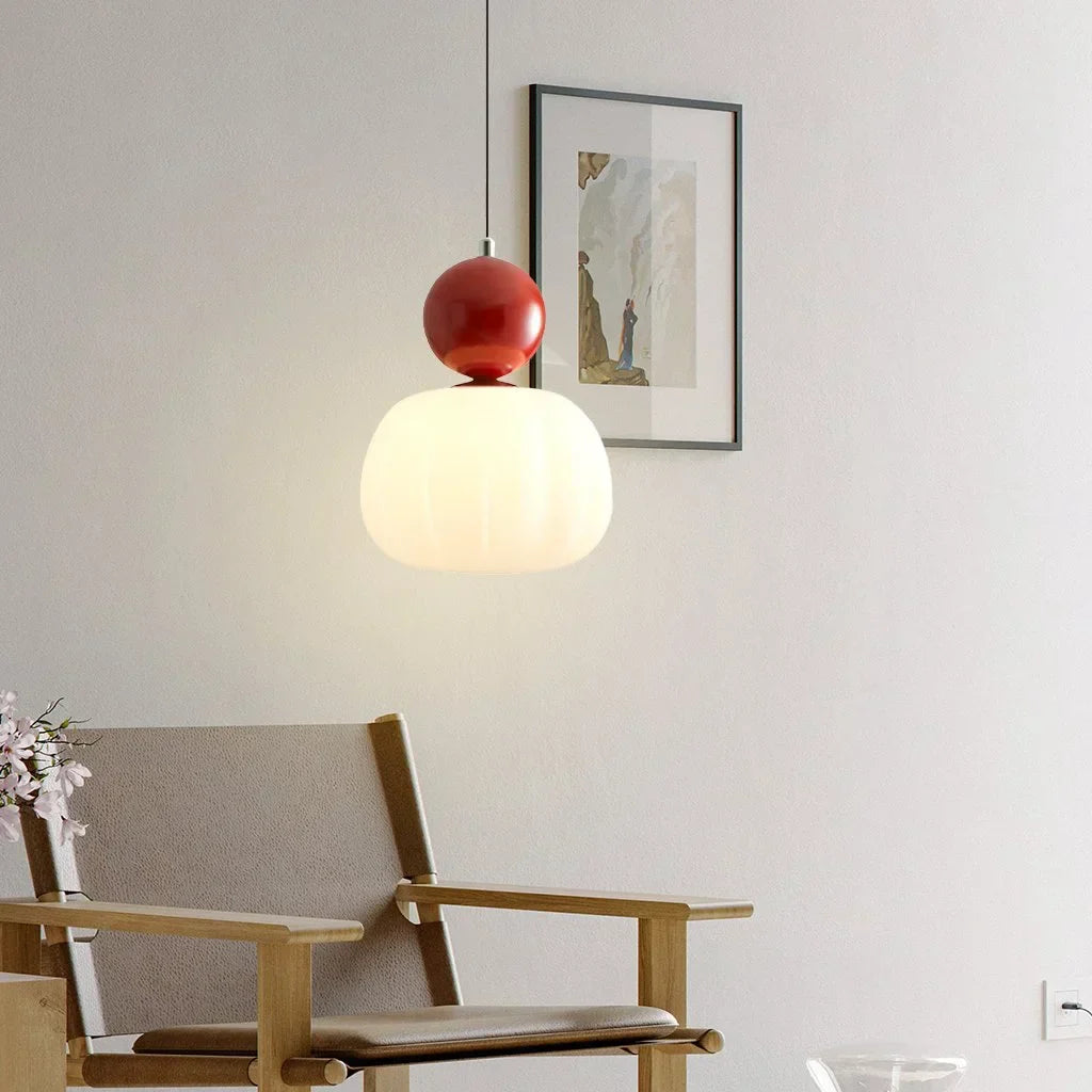 Lampa sufitowa z akrylowym kloszem i złotym wykończeniem