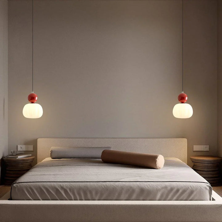 Lampa sufitowa ze szklanym kloszem i złotym wykończeniem