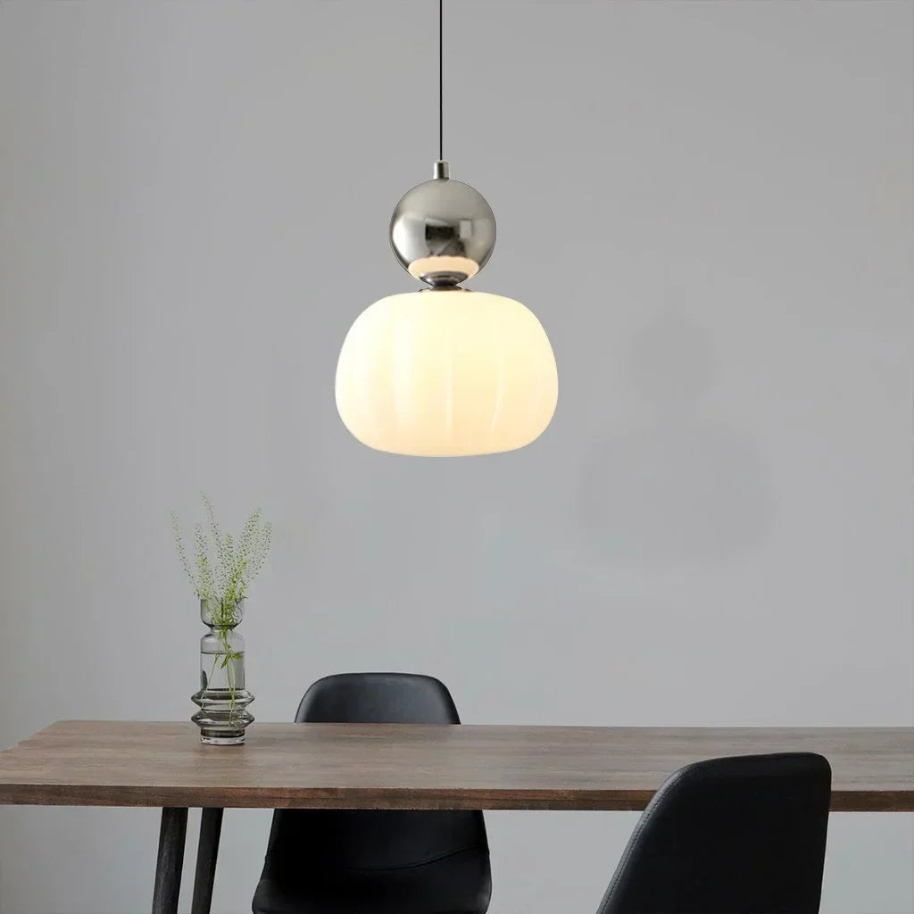 Lampa sufitowa z akrylowym kloszem i złotym wykończeniem