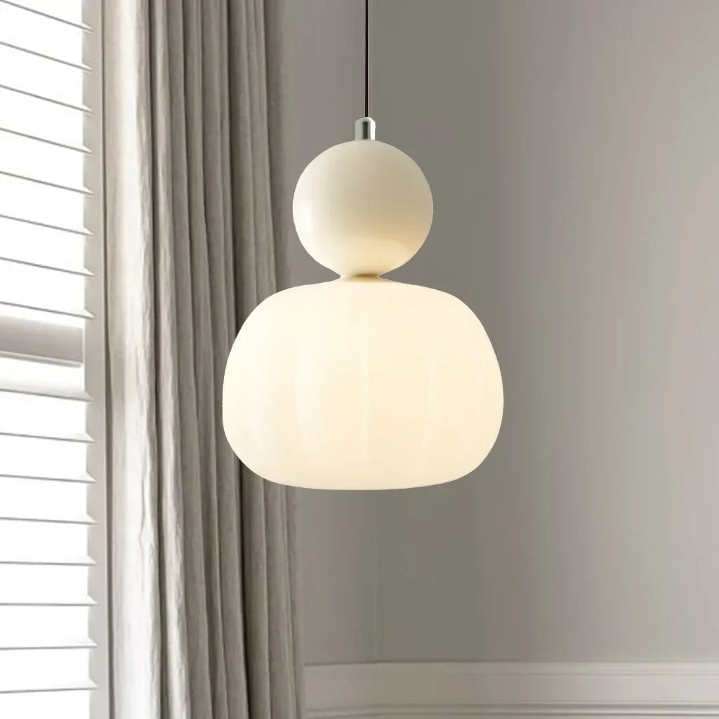Lampa sufitowa ze szklanym kloszem i złotym wykończeniem