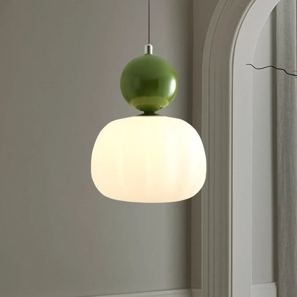 Lampa sufitowa z akrylowym kloszem i złotym wykończeniem