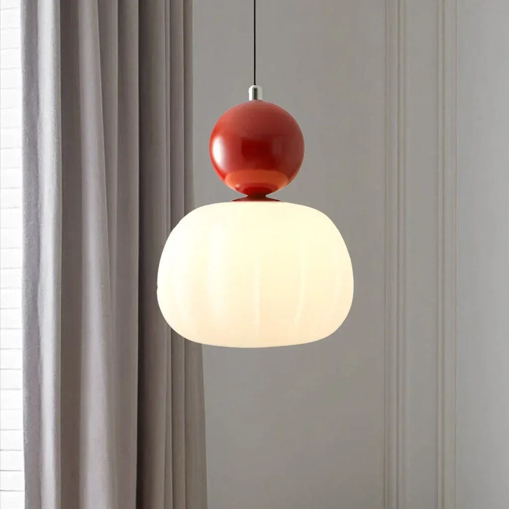 Lampa sufitowa ze szklanym kloszem i złotym wykończeniem