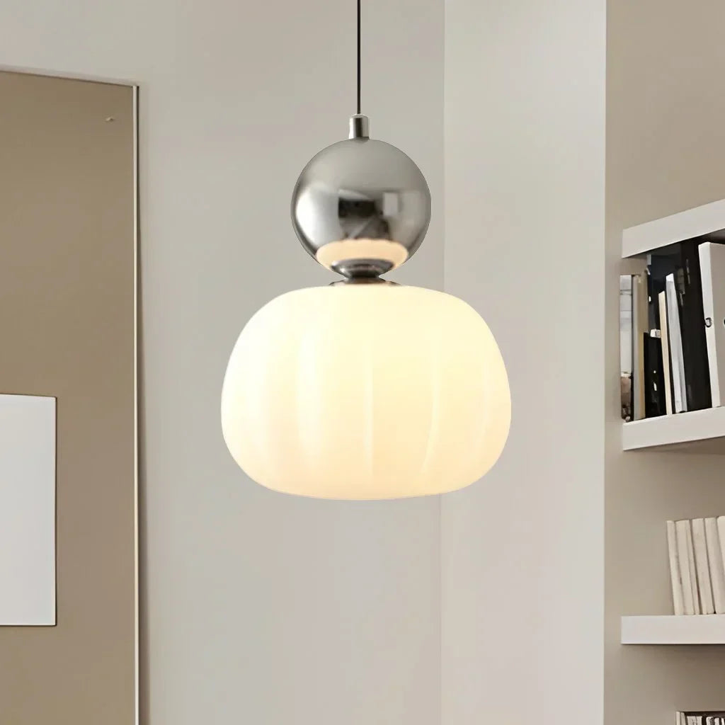 Lampa sufitowa z akrylowym kloszem i złotym wykończeniem