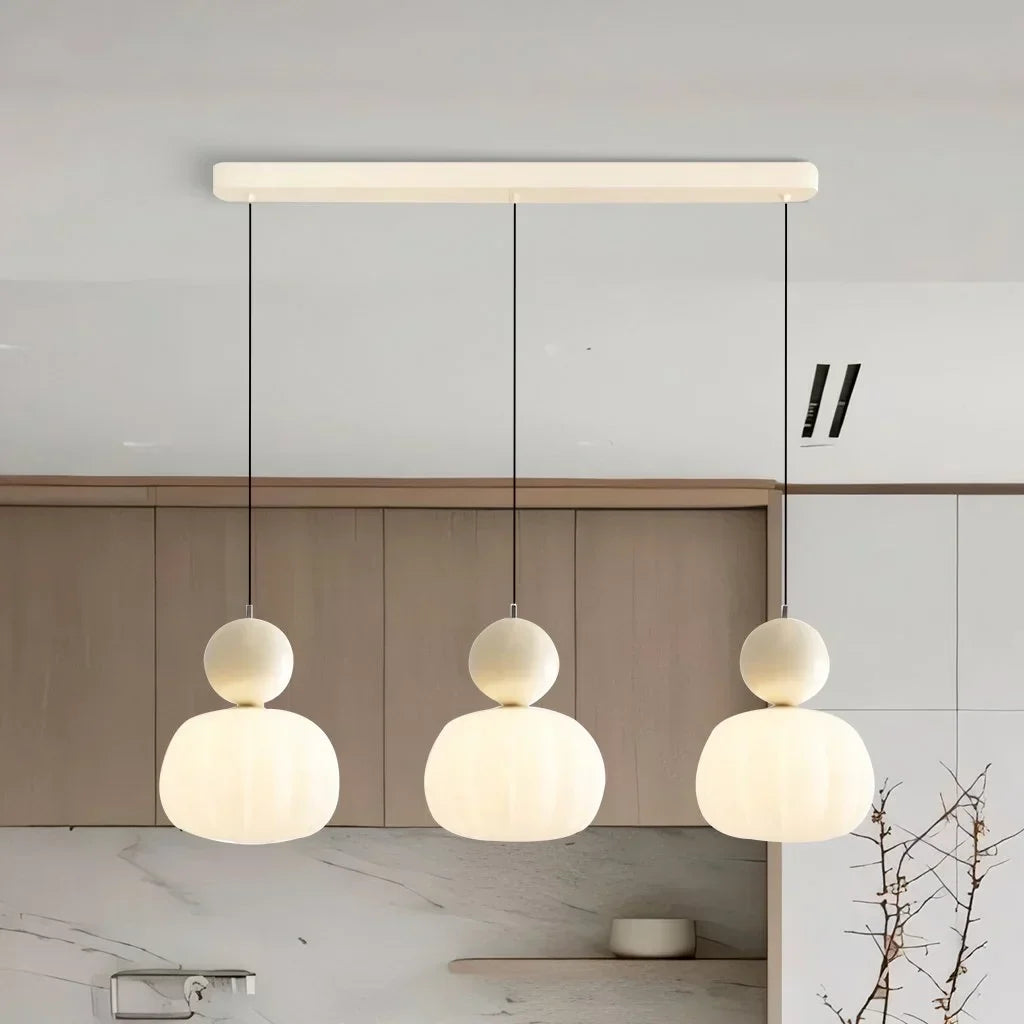 Lampa sufitowa ze szklanym kloszem i złotym wykończeniem