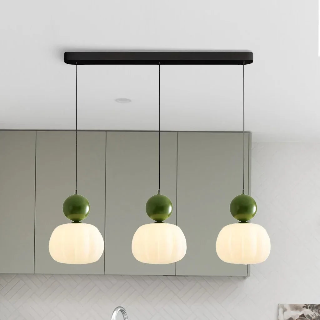 Lampa sufitowa ze szklanym kloszem i złotym wykończeniem