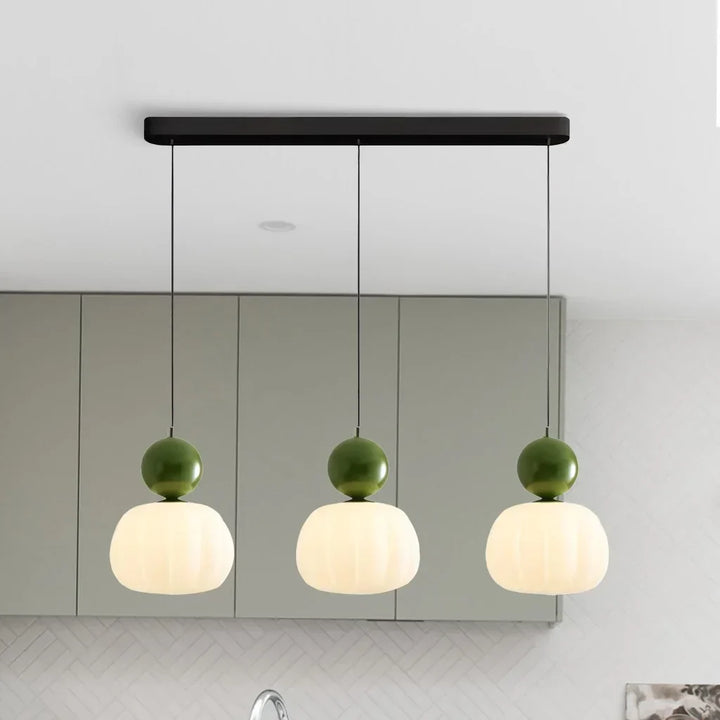 Lampa sufitowa ze szklanym kloszem i złotym wykończeniem