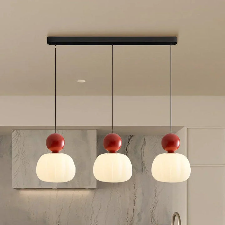 Lampa sufitowa ze szklanym kloszem i złotym wykończeniem