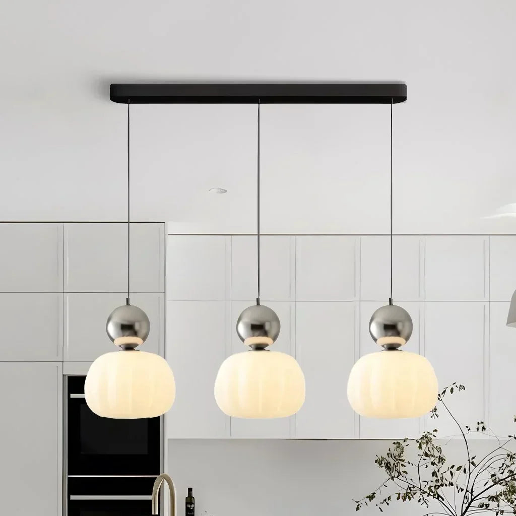 Lampa sufitowa z akrylowym kloszem i złotym wykończeniem