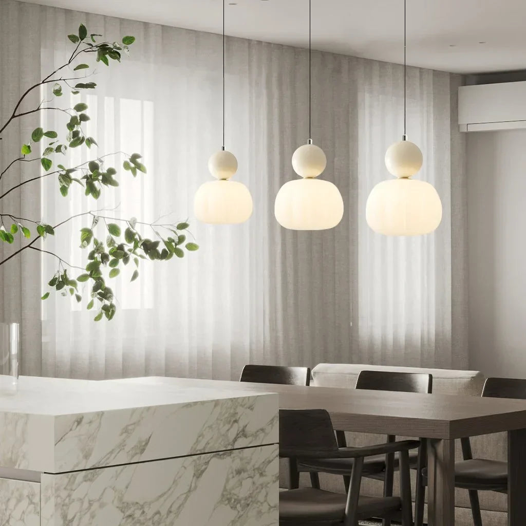 Lampa sufitowa z akrylowym kloszem i złotym wykończeniem
