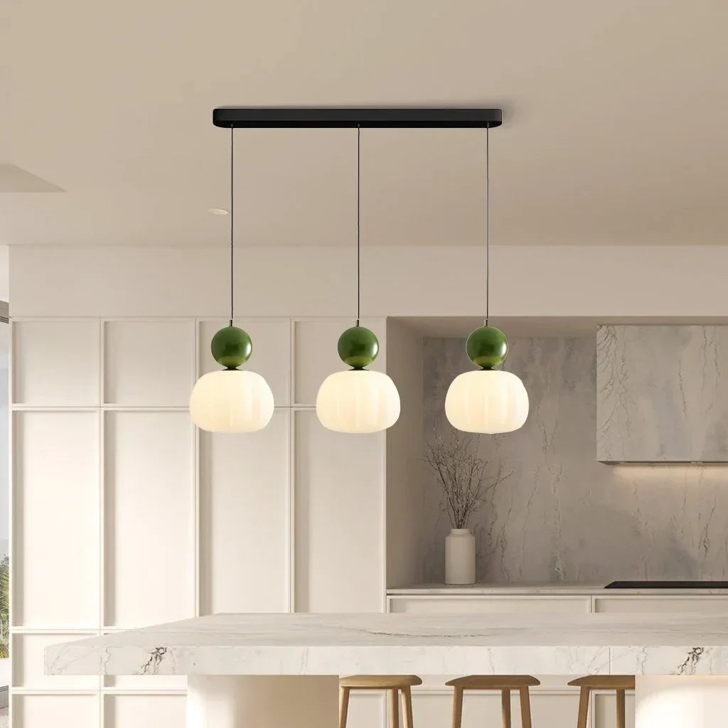 Lampa sufitowa ze szklanym kloszem i złotym wykończeniem