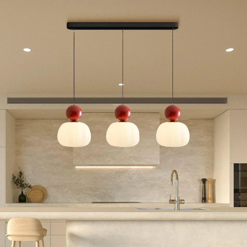 Lampa sufitowa ze szklanym kloszem i złotym wykończeniem