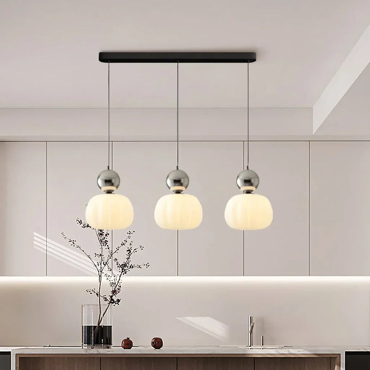 Lampa sufitowa ze szklanym kloszem i złotym wykończeniem