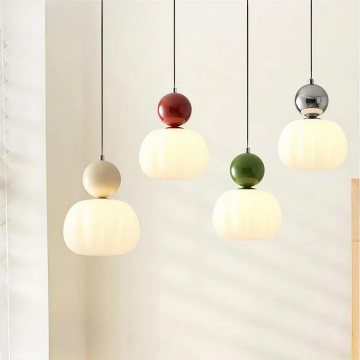 Lampa sufitowa ze szklanym kloszem i złotym wykończeniem