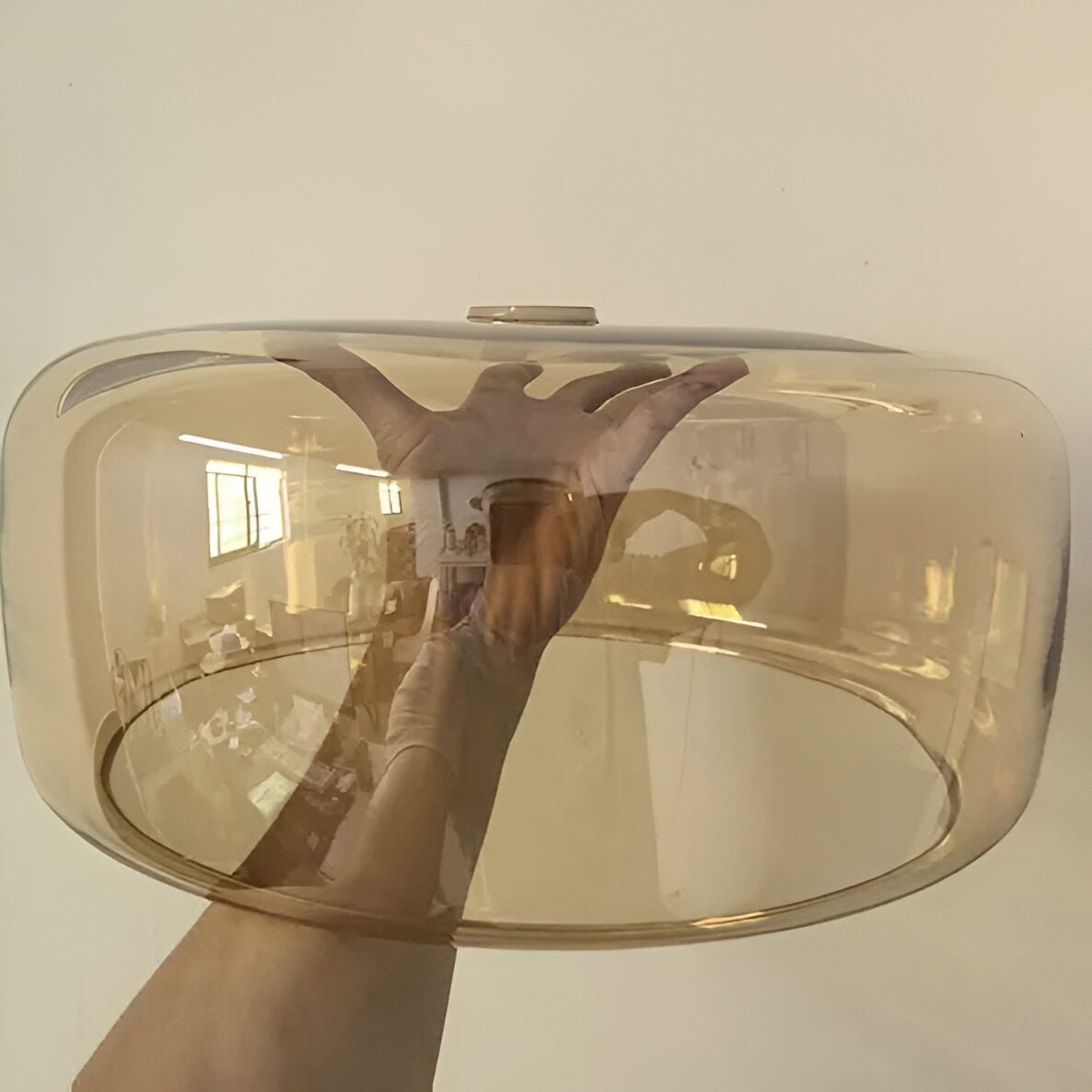 Nowoczesna lampa sufitowa z szklaną kloszem i LED, styl retro