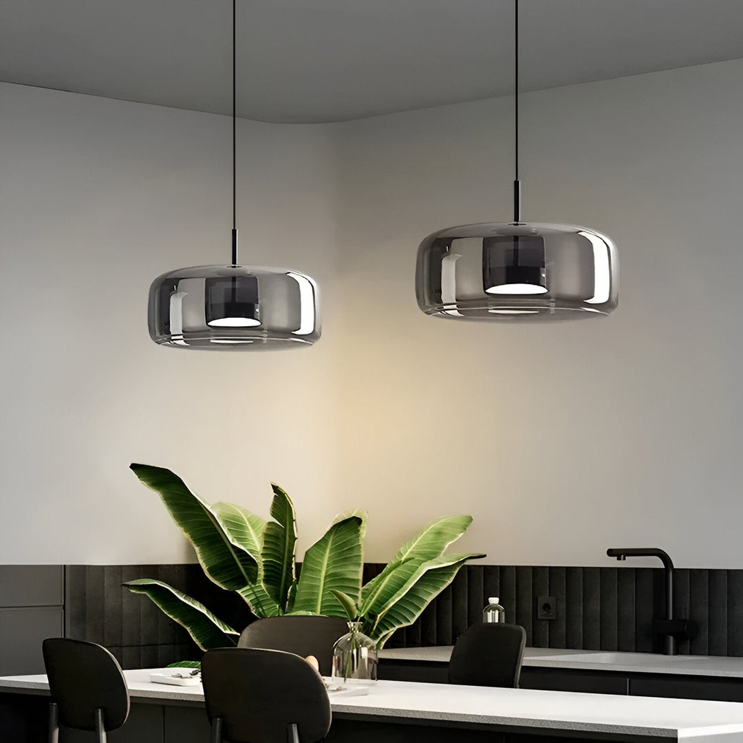 Nowoczesna lampa sufitowa z szklaną kloszem i LED, styl retro