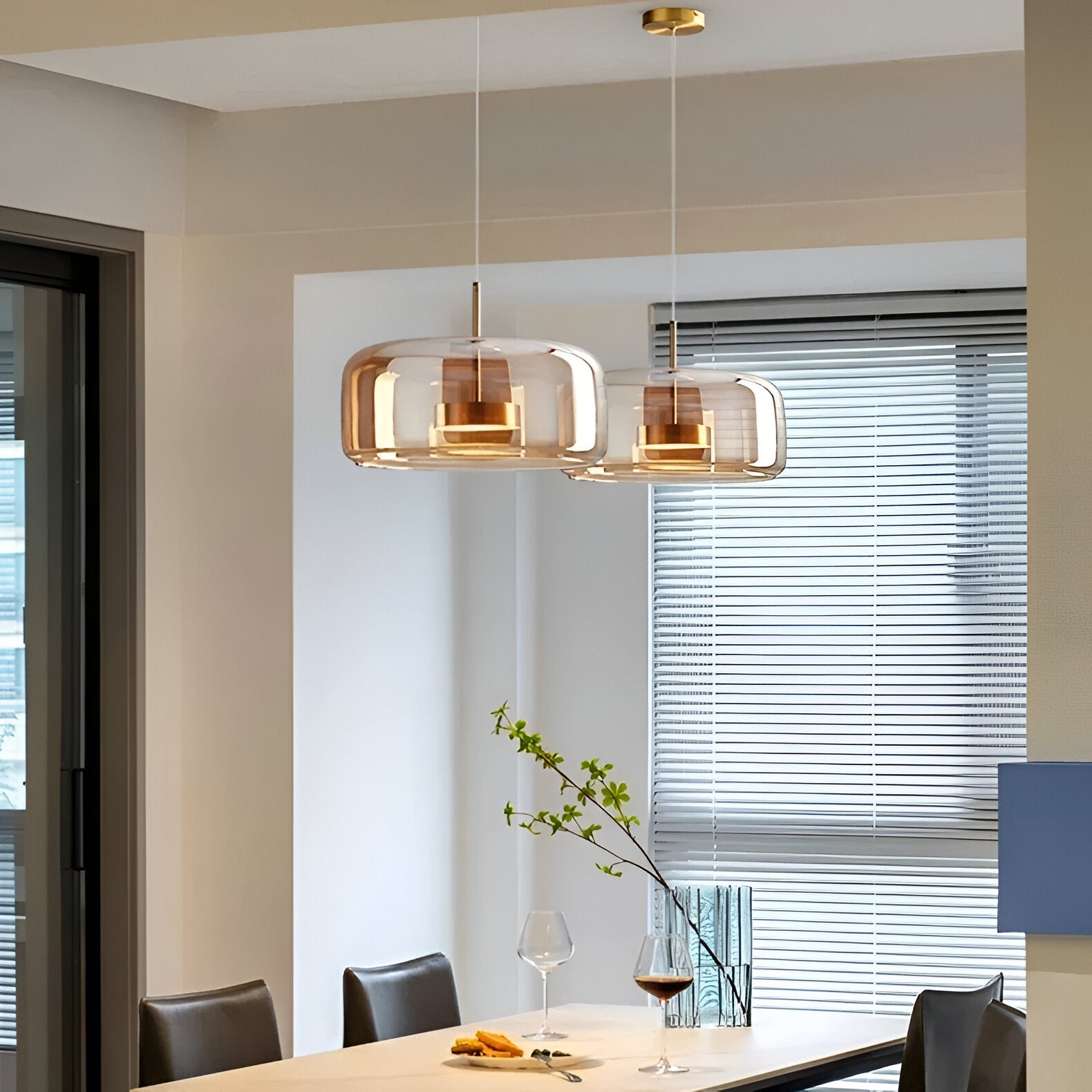 Nowoczesna lampa sufitowa z szklaną kloszem i LED, styl retro