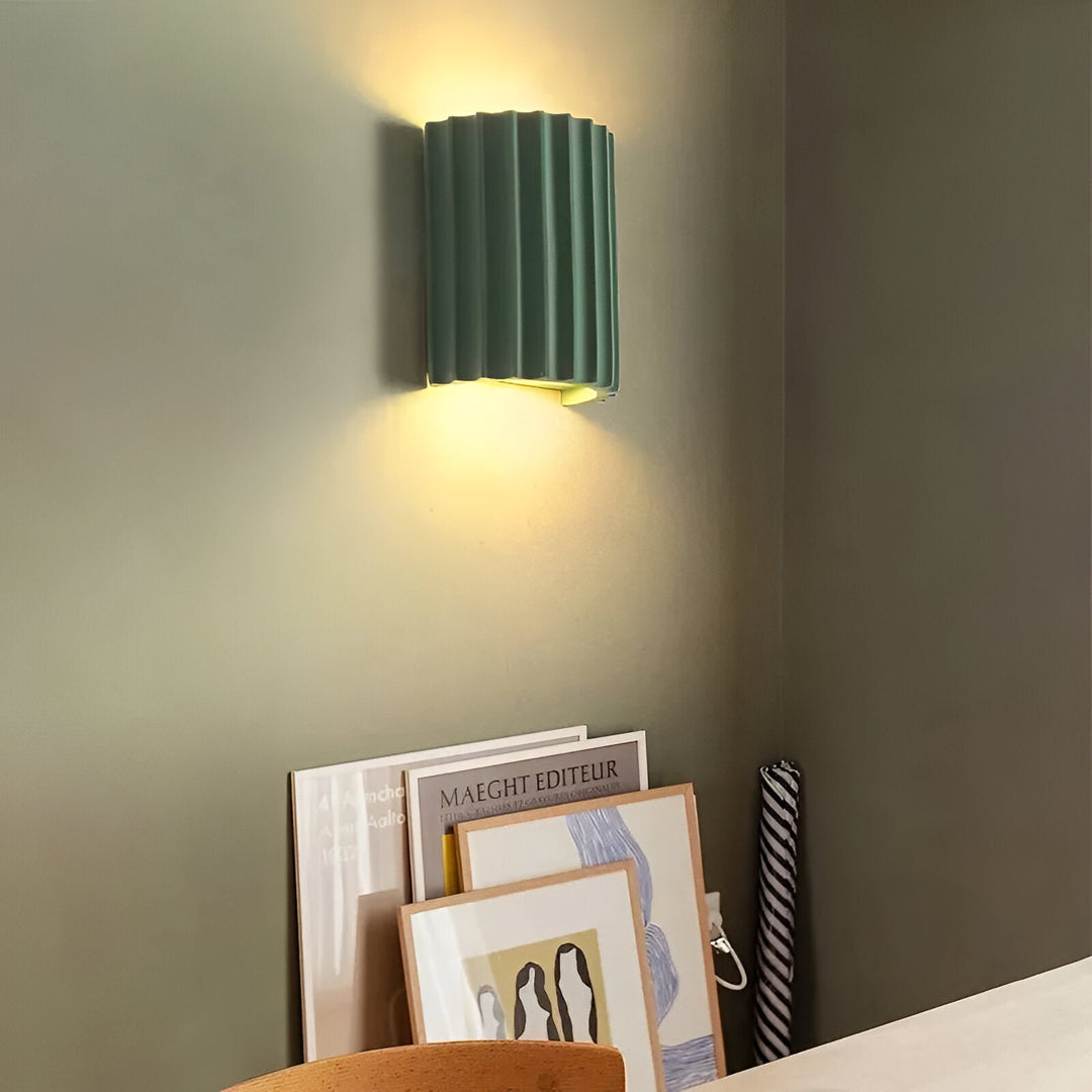 Nowoczesna lampa ścienna Clarity z żywicy, styl nordycki