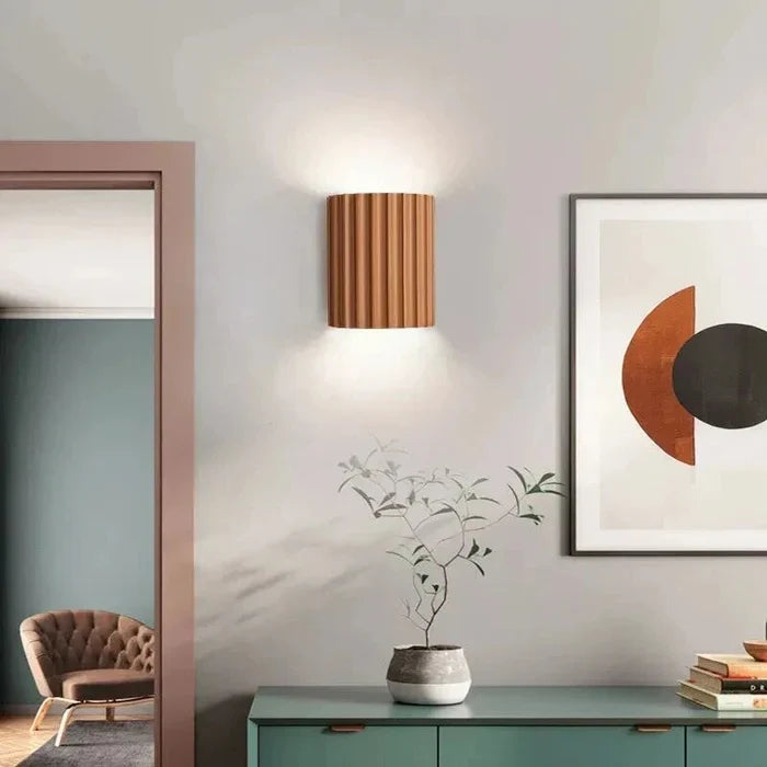 Nowoczesna lampa ścienna Clarity z żywicy, styl nordycki