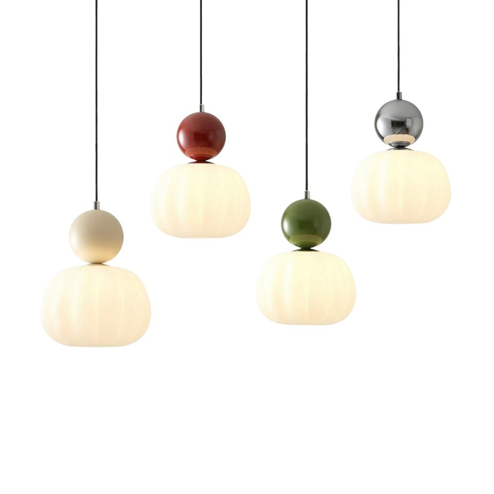 Lampa sufitowa z akrylowym kloszem i złotym wykończeniem
