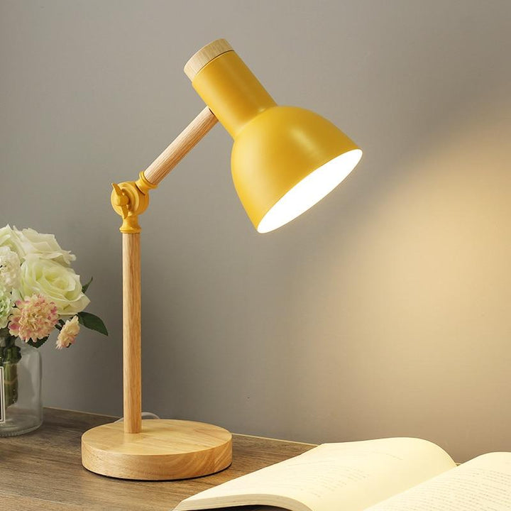Lampa stołowa z drewnianym wykończeniem – styl nordycki
