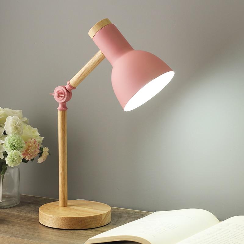 Lampa stołowa z drewnianym wykończeniem – styl nordycki