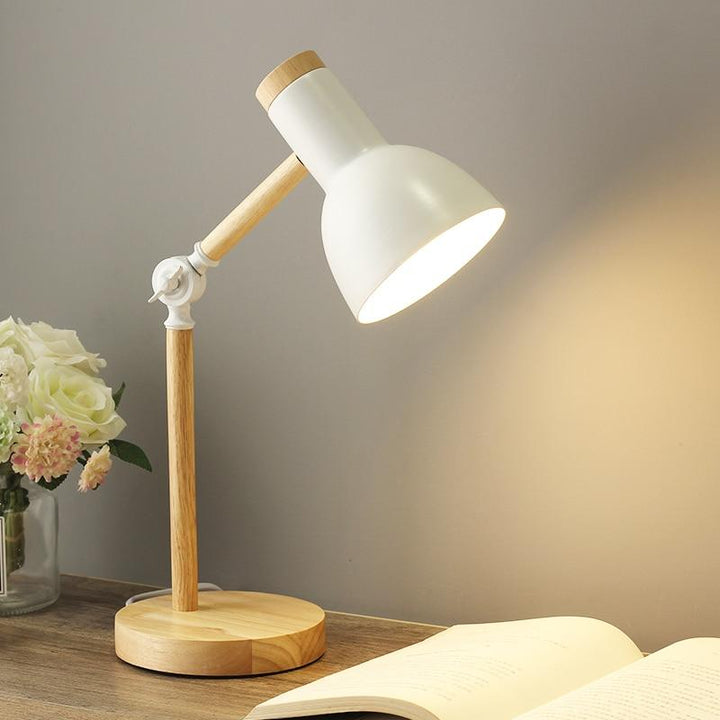 Lampa stołowa z drewnianym wykończeniem – styl nordycki