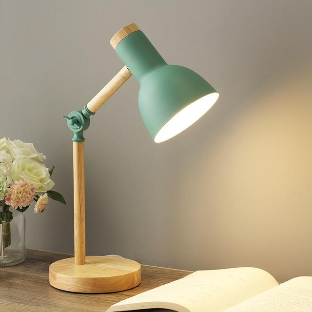 Lampa stołowa z drewnianym wykończeniem – styl nordycki